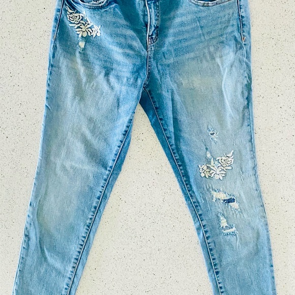 Simply Styled Jeans - Picture 2 of 4